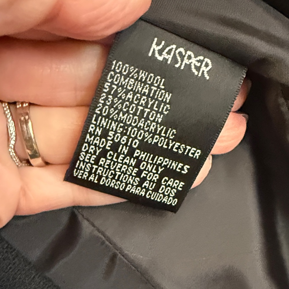 Kasper ASK Wool Black Suit size 10 VTG. NWT. Includes detachable fur collar. - Picture 6 of 11